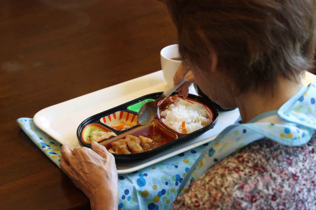 まごころ弁当を食べる利用者さん